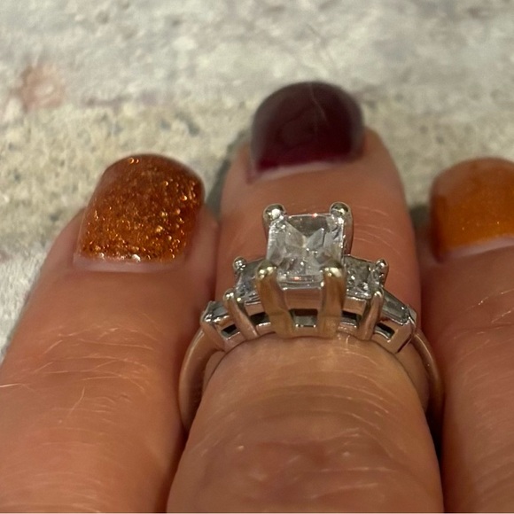 14k White Gold Ring with Emerald cut Diamonds - Picture 8 of 9